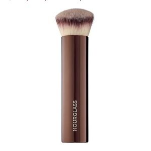 Hourglass
Vanish™ Foundation Brush